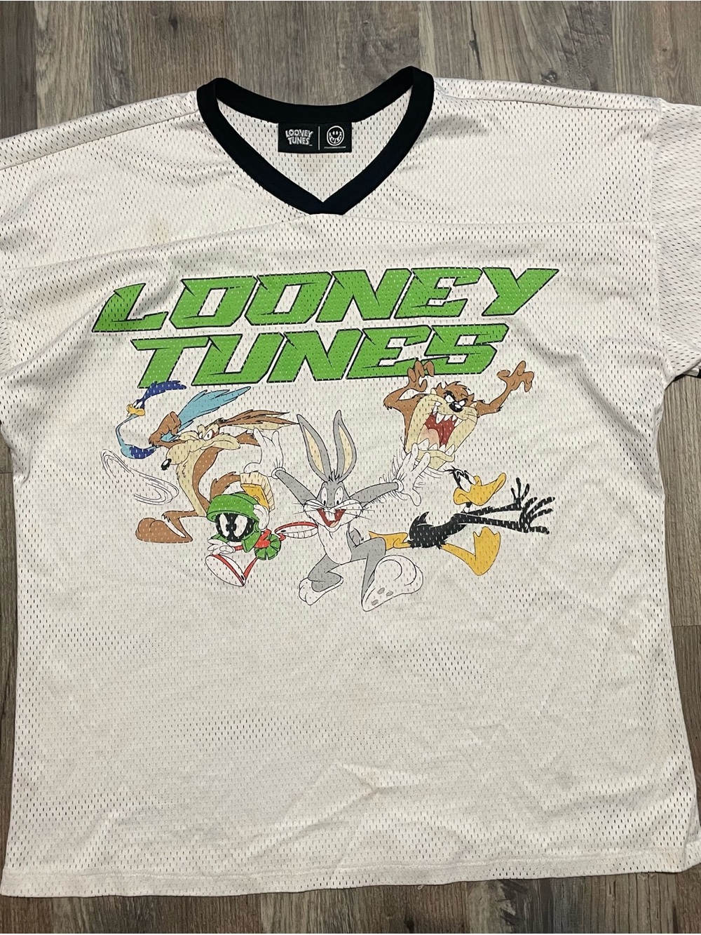Looney Tunes men’s beige Mesh Graphic Football Jersey  size L